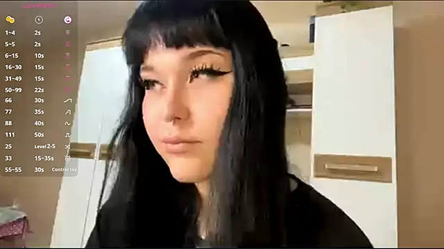 Snapshot of LaurenOveson chatting on November 2025 10:23:01 AM LaurenOveson online show from November 2025 10:23:01 AM