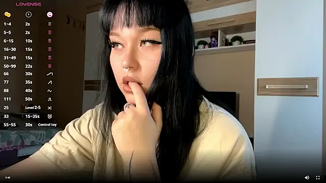 Snapshot of LaurenOveson chatting on November 2025 10:26:01 AM LaurenOveson online show from November 2025 10:26:01 AM