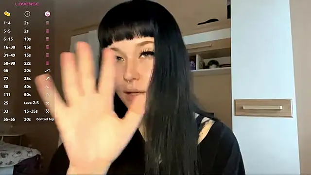 Snapshot of LaurenOveson chatting on November 2025 10:28:02 AM LaurenOveson online show from November 2025 10:28:02 AM