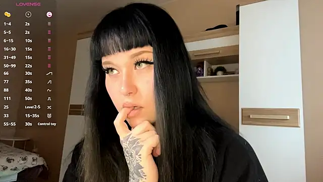 Snapshot of LaurenOveson chatting on November 2025 10:30:01 AM LaurenOveson online show from November 2025 10:30:01 AM