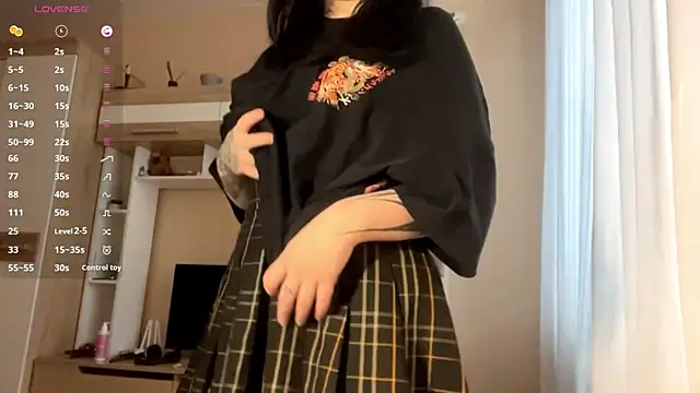 Snapshot of LaurenOveson chatting on December 2025 10:42:01 AM LaurenOveson online show from December 2025 10:42:01 AM