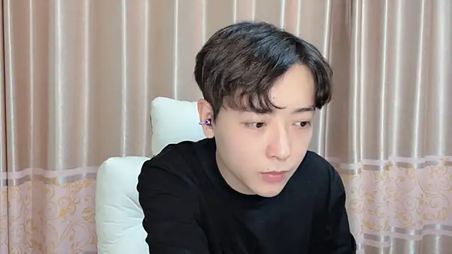 xiaoxiao1025 online show from November 2025 01:01:02 PM