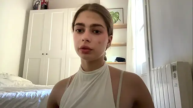 Snapshot of EastLuna chatting on April 2026 04:04:02 PM EastLuna online show from April 2026 04:04:02 PM