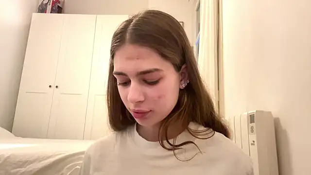 Snapshot of EastLuna chatting on April 2026 05:32:02 PM EastLuna online show from April 2026 05:32:02 PM