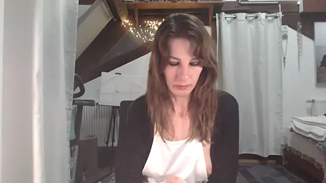 MissDyannis online show from April 2026 08:10:02 PM