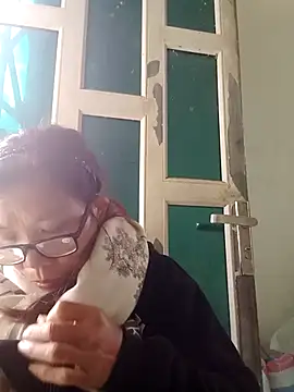 Snapshot of bella-la chatting on December 2025 07:03:01 AM bella-la online show from December 2025 07:03:01 AM