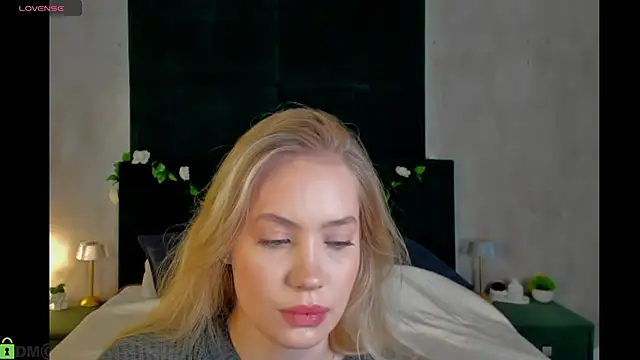 Melanie Ryer online show from December 2025 01:02:02 AM