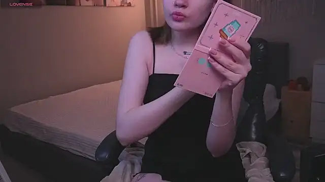 Snapshot of R_I_N_A chatting on April 2026 01:10:01 AM R I N A online show from April 2026 01:10:01 AM