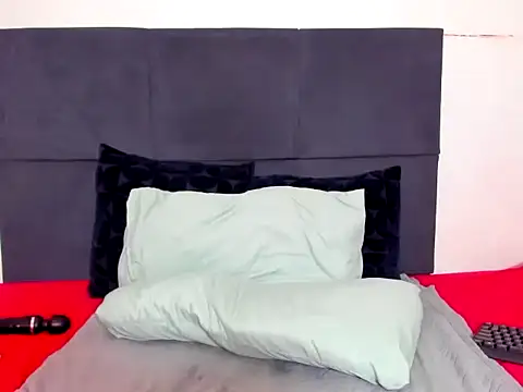 Snapshot of ThickLeeyanaXX chatting on November 2025 05:33:02 PM ThickLeeyanaXX online show from November 2025 05:33:02 PM