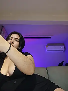 Snapshot of Sara-215 chatting on April 2026 04:23:02 AM Sara-215 online show from April 2026 04:23:02 AM