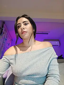 Snapshot of Sara-215 chatting on April 2026 06:07:01 AM Sara-215 online show from April 2026 06:07:01 AM