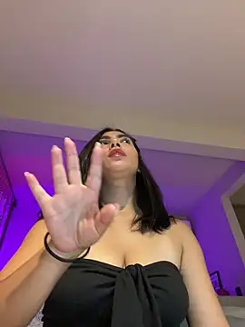 Snapshot of Sara-215 chatting on June 2026 03:44:01 AM Sara-215 online show from June 2026 03:44:01 AM