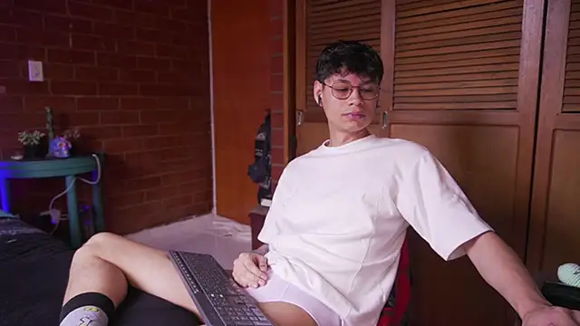 estmonnn online show from January 2026 02:00:01 PM