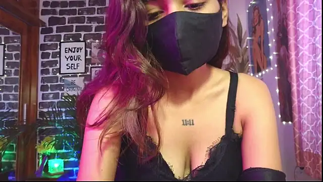 Snapshot of Saloni9 chatting on April 2026 02:31:01 AM Saloni9 online show from April 2026 02:31:01 AM