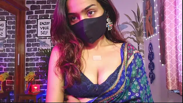 Snapshot of Saloni9 chatting on April 2026 04:21:01 AM Saloni9 online show from April 2026 04:21:01 AM