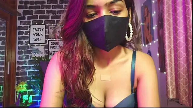 Snapshot of Saloni9 chatting on April 2026 12:44:01 AM Saloni9 online show from April 2026 12:44:01 AM