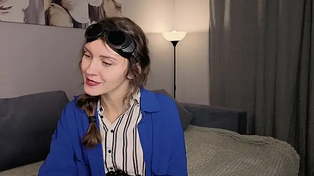 Snapshot of LauraYoungg chatting on October 2025 07:47:02 PM LauraYoungg online show from October 2025 07:47:02 PM