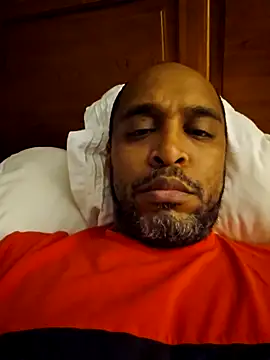 Snapshot of TraddyZaddy chatting on October 2025 03:19:01 AM TraddyZaddy online show from October 2025 03:19:01 AM