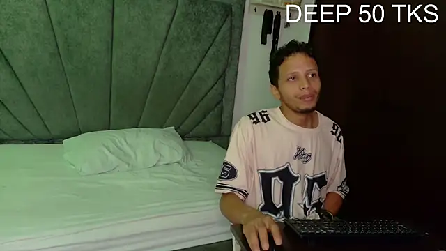 Snapshot of DamianandEva chatting on April 2026 12:39:01 PM DamianandEva online show from April 2026 12:39:01 PM