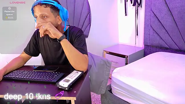 Snapshot of DamianandEva chatting on April 2026 01:06:02 PM DamianandEva online show from April 2026 01:06:02 PM