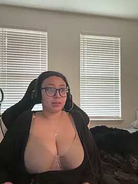 Snapshot of minha_baby chatting on April 2026 12:06:01 AM minha baby online show from April 2026 12:06:01 AM