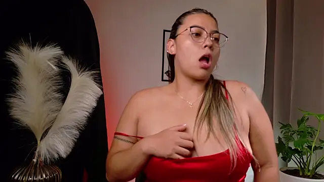 Snapshot of Zara_Nova chatting on April 2026 05:37:01 PM Zara Nova online show from April 2026 05:37:01 PM