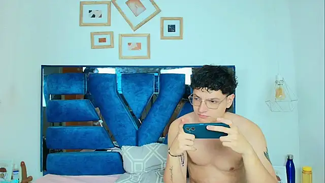 Snapshot of Zoe_And_Dylan_ chatting on January 2026 12:44:02 PM Zoe And Dylan online show from January 2026 12:44:02 PM