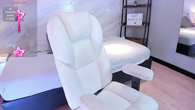 leo and mia online show from November 2025 12:38:01 PM