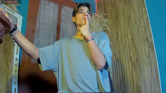 Leo Glow online show from December 2025 01:09:01 PM