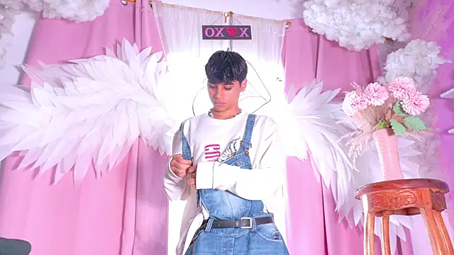 Leo Glow online show from April 2026 07:59:01 PM