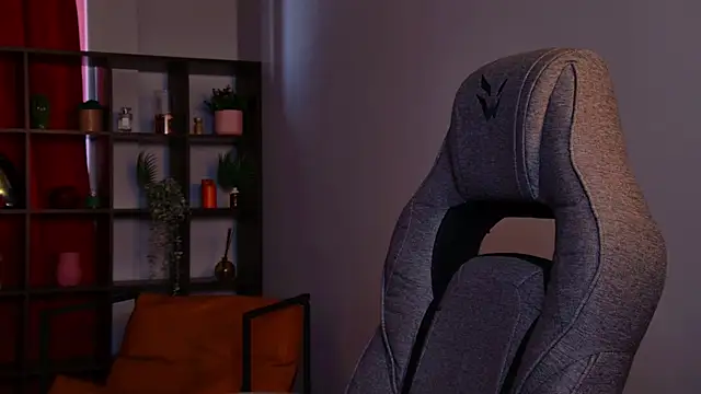 Snapshot of ElinVale chatting on April 2026 08:47:01 AM ElinVale online show from April 2026 08:47:01 AM