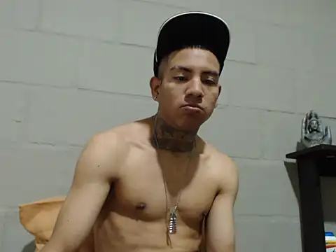 Snapshot of Strongercock chatting on November 2025 12:35:01 AM Strongercock online show from November 2025 12:35:01 AM