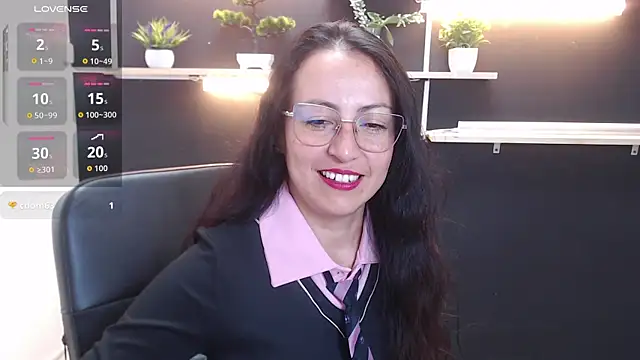 Lauryn Jones online show from April 2026 07:03:01 PM