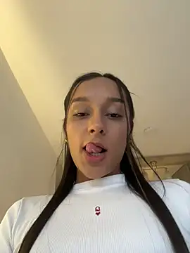 Brunettecollins05 online show from April 2026 10:38:01 PM