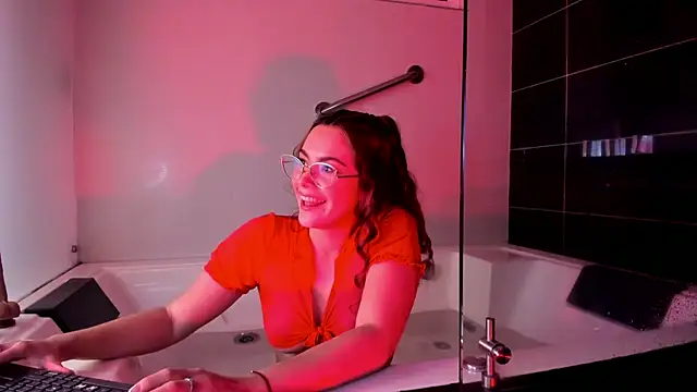 Snapshot of SaraAlvarezx chatting on June 2026 05:10:01 AM SaraAlvarezx online show from June 2026 05:10:01 AM