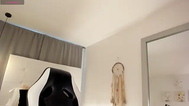 Emi Rosee online show from January 2026 12:32:02 PM