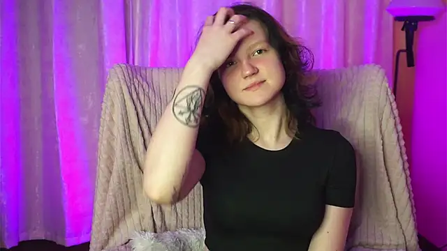 Snapshot of LatinaHuguenin chatting on March 2026 08:02:01 PM LatinaHuguenin online show from March 2026 08:02:01 PM