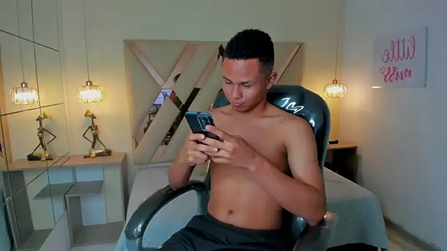 Liams18 online show from November 2025 12:05:02 AM