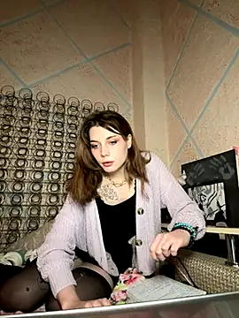 MiaDinA online show from November 2025 01:00:01 PM