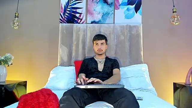 NicolasRey1 online show from November 2025 04:22:01 AM