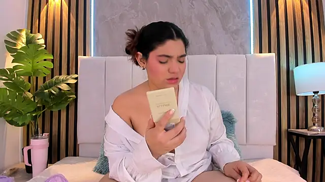 Snapshot of Carlotta_de_velour chatting on April 2026 03:22:01 AM Carlotta de velour online show from April 2026 03:22:01 AM