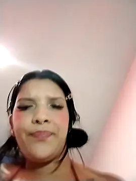 Snapshot of andrealara_123 chatting on May 2026 04:39:01 AM andrealara 123 online show from May 2026 04:39:01 AM