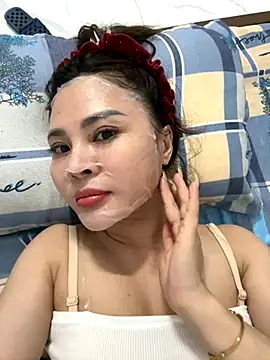 hellela-a online show from November 2025 06:41:02 PM