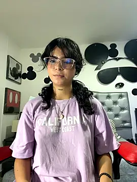 Snapshot of _vaiolet_owo chatting on November 2025 05:18:02 AM vaiolet owo online show from November 2025 05:18:02 AM