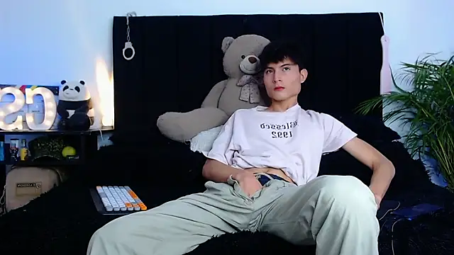 thomasbennett  online show from November 2025 06:08:01 PM