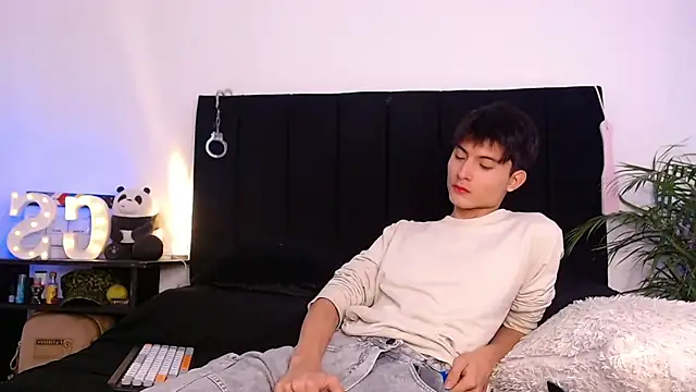 thomasbennett  online show from November 2025 11:54:01 AM