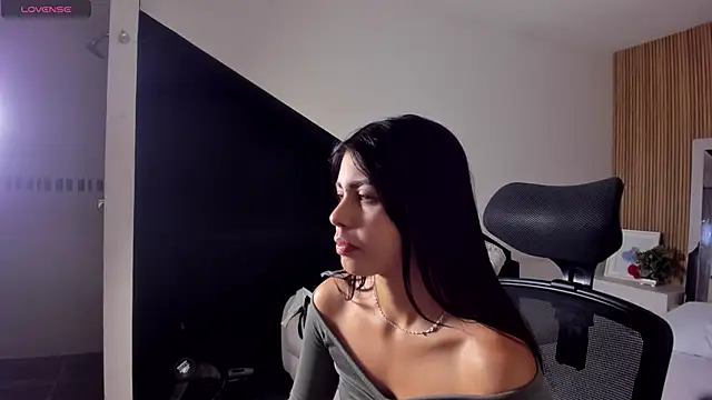 Snapshot of ZarinaWynne chatting on April 2026 01:45:02 PM ZarinaWynne online show from April 2026 01:45:02 PM