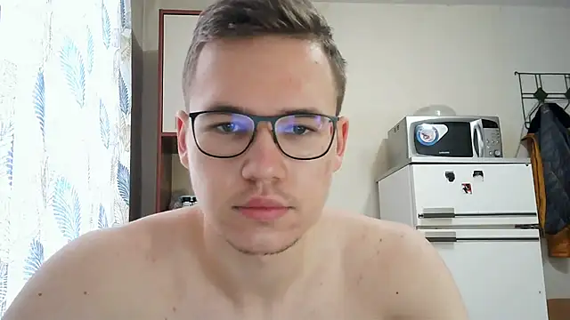 Snapshot of Yminoske chatting on November 2025 04:57:01 AM Yminoske online show from November 2025 04:57:01 AM