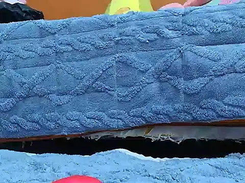 Snapshot of Tiny-122 chatting on April 2026 12:35:01 AM Tiny-122 online show from April 2026 12:35:01 AM