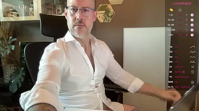 Snapshot of the_new_fit_rubinho chatting on April 2026 06:02:02 AM the new fit rubinho online show from April 2026 06:02:02 AM